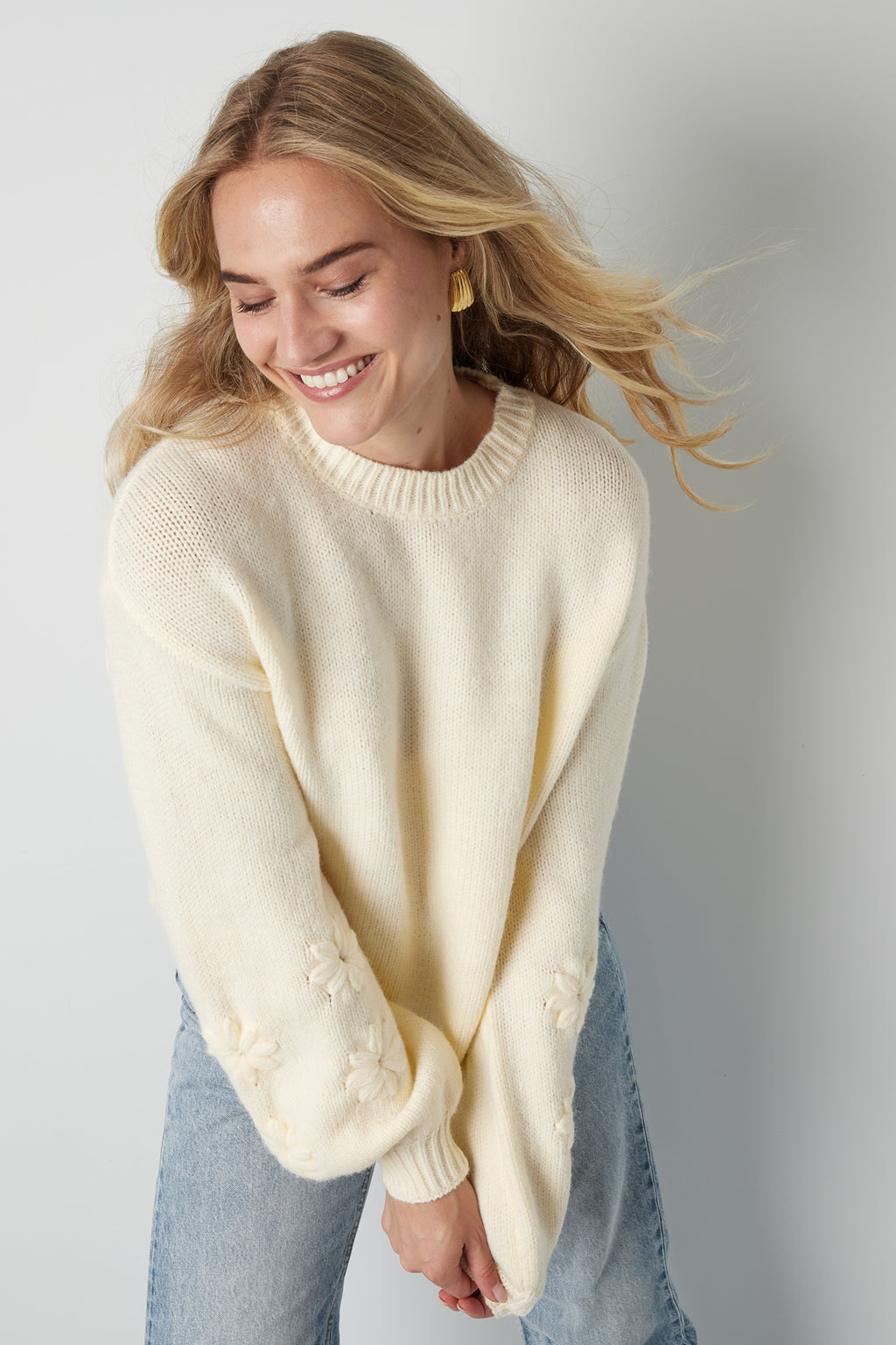 Gestrickter Wollmischungs Damen Oversized Pullover Blumen Applikation
