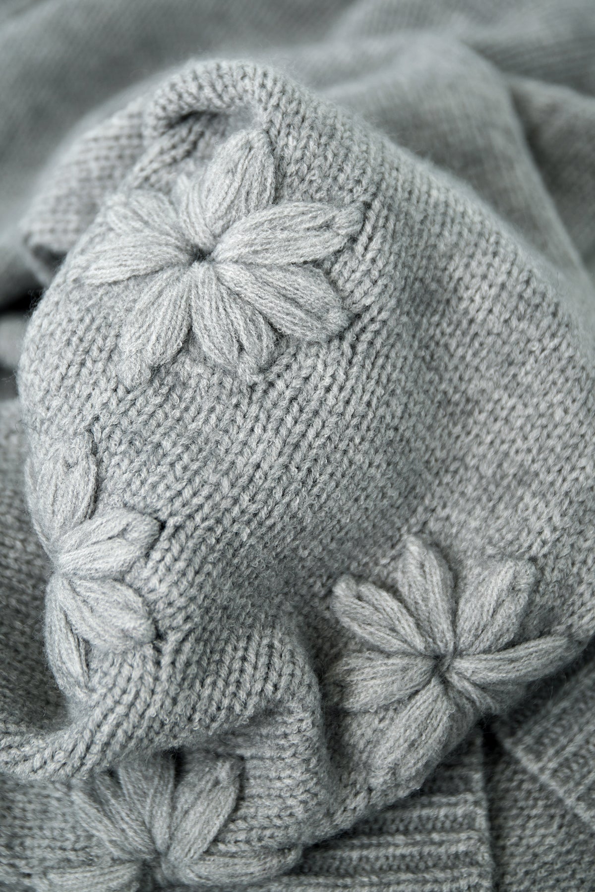 Gestrickter Wollmischungs Damen Oversized Pullover Blumen Applikation